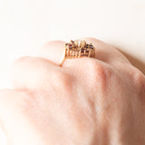 Anello a fiore in oro giallo 9K con granati (0.48ctw ca.) e perla, anni ‘40/‘50