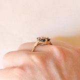 Anello antico in oro giallo 9K e con onice con lettera gotica “M”/“W”, anni ‘30