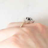Anello a margherita vintage in oro bianco 14K con zaffiro (1ct ca.) e diamanti (0.24ctw ca.), anni ‘60/‘70