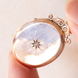 Ciondolo portafoto antico con lamina in oro giallo 9K su metallo e con diamante, anni ‘10/‘20