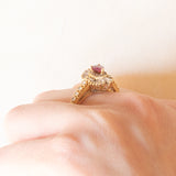 Anello ballerina vintage in oro giallo 18K con rubino di taglio a goccia (0.35ct ca.) e diamanti di taglio brillante e tapered (1ctw ca.), anni ‘70