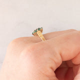 Anello a fiore vintage in oro giallo 9K con smeraldi (0.36ctw ca.) e diamante (0.01ct ca.), anni ‘70/‘80