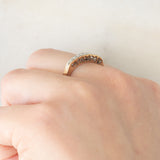 Anello vintage in oro giallo 9K con diamanti (0.10ctw ca.) e scritta traforata “MUM”, anni ‘80/‘90