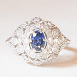 Anello vintage in oro bianco 18K con zaffiro (0.50ct ca.) e diamanti di taglio brillante (0.36ctw ca.), anni ‘50/‘60