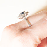 Anello a margherita vintage in oro bianco 14K con zaffiro (1.40ct ca.) e diamanti (0.30ctw ca.), anni ‘60/‘70