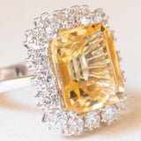 Anello a margherita vintage in oro bianco 18K con quarzo citrino (9.50ct ca.) e diamanti di taglio brillante (1.60ctw ca.), anni ‘60