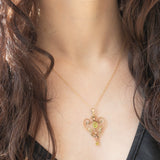 Pendente antico lavalier in oro giallo 9K con paste di vetro verde chiaro e perline bianche, anni ‘10/‘20