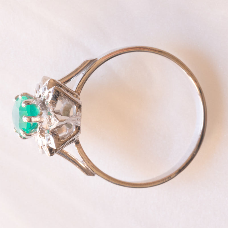 Anello a margherita vintage in oro bianco 18K con smeraldo sintetico e diamanti (0.10ctw ca.), anni ‘60/‘70