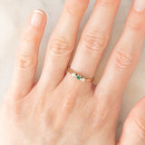 Trilogy vintage in oro giallo 9K con smeraldo (0.05ct ca.) e diamanti di taglio brillante (0.08ctw ca.), anno 1987