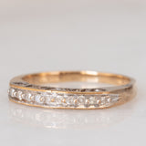 Anello vintage in oro giallo 9K con diamanti (0.10ctw ca.) e scritta traforata “MUM”, anni ‘80/‘90