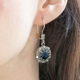 Orecchini pendenti antichi in oro giallo 18K e argento con zaffiri (5ctw ca.) e diamanti di taglio vecchia miniera (1ctw ca.), primi del ‘900