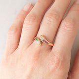 Anello contrarier antico a doppio serpente in oro giallo 14K con smeraldi, rubini e diamanti di taglio vecchio (0.16ctw ca.), anni ‘20
