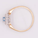Anello a margherita vintage in oro giallo 9K con topazio azzurro (0.45ct ca.) e diamanti (0.14ctw ca.), anni ‘90