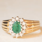Anello a margherita vintage in oro giallo e bianco 14K con smeraldo (0.70ct ca.) e diamanti di taglio brillante (0.36ctw ca.), anni ‘60/‘70