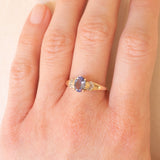Anello ballerina vintage in oro giallo 9K con tanzanite (0.75ct ca.) e diamanti di taglio tapered (0.10ctw ca.), anno 2011