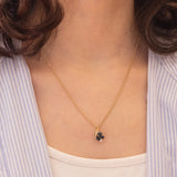 Collana vintage con catenina in oro giallo 14K e con ciondolo in oro giallo 14K con zaffiri (0.60ctw ca.) e diamanti (0.09ctw ca.), anni ‘60/'70