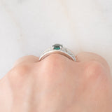 Anello a fascia in platino con tormalina verde (1.13ct) e diamanti (0.38ctw) e con lavorazioni a traforo, anni '90/anni '2000