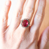 Anello a margherita vintage in stile antico in oro giallo 14K e argento con rubino sintetico (4.60ct ca.) e diamanti di taglio rosetta, anni ‘50/‘60