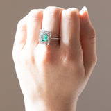 Anello a margherita francese vintage in platino e in oro bianco 18K con smeraldo (0.90ct ca.) e diamanti (0.70ctw ca.), anni ‘50/‘60