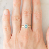 Anello a margherita vintage in oro giallo 9K con topazio azzurro (0.55ct ca.) e diamanti (0.05ctw ca.)