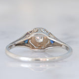 Solitario Art Déco in oro bianco 18K con diamante di taglio brillante (0.08ct ca.) e zaffiri di taglio triangolare, anni ‘30