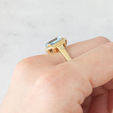 Anello vintage in oro giallo 14K con topazio azzurro (2.80ct ca.) e diamanti di taglio brillante (0.16ctw ca.), anni ‘80/‘90