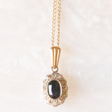 Collana vintage con catenina in oro giallo 9K e con ciondolo a margherita in oro giallo e bianco 9K con zaffiro (0.40ct ca.) e diamanti (0.03ctw ca.), anni ‘70