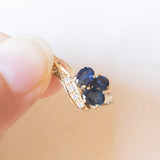 Collana vintage con catenina in oro giallo 14K e con ciondolo in oro giallo 14K con zaffiri (0.60ctw ca.) e diamanti (0.09ctw ca.), anni ‘60/'70