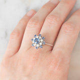 Anello a fiocco di neve vintage in oro bianco 14K con zaffiri (1.10ctw ca.) e diamanti di taglio brillante (0.48ctw ca.), anni ‘70/‘80