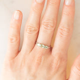 Trilogy vintage in oro bianco 9K con zaffiri verde sintetici (0.80ctw ca.) e diamanti, anni ‘90