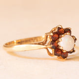 Anello a fiore vintage in oro giallo 9K con opale (0.30ct ca.) e granati (0.50ctw ca.), anno 1982