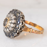 Anello a margherita vintage in stile antico in oro giallo 18K e argento con zaffiri (1ctw ca.) e diamanti di taglio rosetta (0.12ctw ca.), anni ‘60/‘70