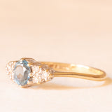 Anello vintage in oro giallo e bianco 9K con topazio azzurro (0.40ct ca.) e diamanti di taglio brillante (0.06ctw ca.), anno 1988