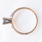 Solitario vintage in oro bianco 14K con diamante blu trattato di taglio brillante (0.45ct ca.), anni ‘90