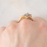 Anello bypass in oro giallo 9K con tanzaniti (0.91ctw ca.) e zaffiri bianchi