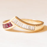 Anello vintage a “V” in oro giallo 18K con rubini (0.24ctw ca.) e con diamanti (0.30ctw ca.), anni ‘70/‘80