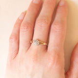 Anello a fiore vintage in oro giallo e bianco 9K con diamanti (0.10ctw ca.), anni ‘70