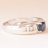 Anello a fascia vintage francese in oro bianco 18K con zaffiro (0.75ct ca.) e diamanti (0.18ctw ca.), anni ‘70/‘80