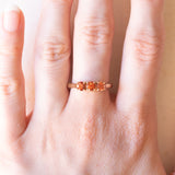 Anello trilogy moderno in oro giallo 9K con topazi arancioni trattati, anno 2006