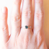 Solitario vintage in oro bianco 14K con diamante blu trattato di taglio brillante (0.45ct ca.), anni ‘90