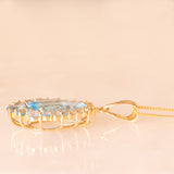 Collana vintage con catenina in oro giallo 9K e con ciondolo in oro giallo 9K con topazi azzurri (6ctw ca.), anni ‘2000