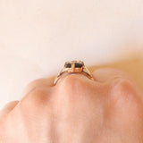 Anello antico in oro giallo 9K e con onice con lettera gotica “M”/“W”, anni ‘30