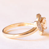 Anello in oro giallo e bianco 9K con zaffiro rosa chiaro sintetico di taglio trillion (0.65ct ca.) e zaffiri bianchi, anni ‘80