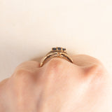 Anello vintage in oro giallo 9K con zaffiri (0.15ctw ca.) e diamanti (0.12ctw ca.), anni ‘80