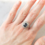 Anello a margherita vintage in oro bianco 14K con zaffiro (2ct ca.) e diamanti (0.54ctw ca.), anni ‘70/‘80