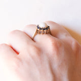Anello a margherita vintage in oro giallo 9K con opale (1.20ct ca.) e zaffiri (0.44ctw ca.), anni ‘70