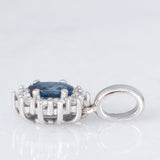 Ciondolo a margherita in oro bianco 14K con zaffiro (0.60ct ca.) e diamanti (0.20ctw ca.), anni ‘80