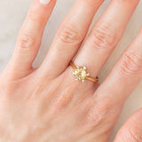 Anello “sole” in oro giallo 9K con apatite verde (1.19ct) e zaffiri bianchi