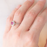 Anello a margherita vintage in platino con rubino (0.33ct) e diamanti (0.57ctw), anni ‘70