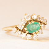 Anello a margherita vintage in oro giallo 14K con smeraldo (0.35ct ca.) e diamanti (0.50ctw ca.), anni ‘70
